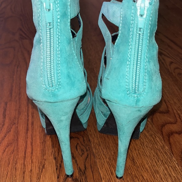 Like New Strappy Sandals - Picture 4 of 8